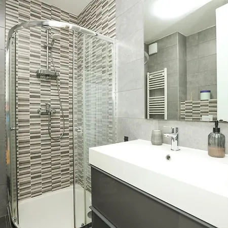 Appartamento Newly Motar With Balcony And Parking Garage!! *