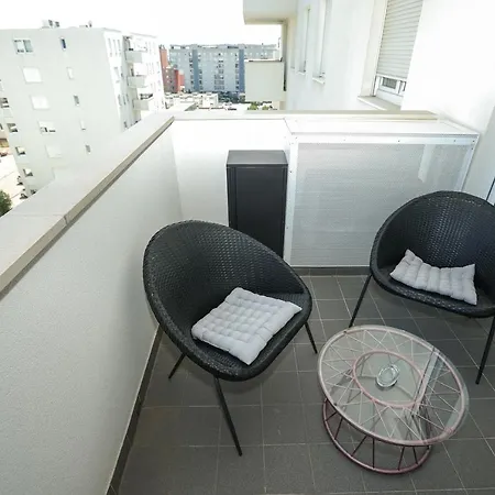 Appartamento Newly Motar With Balcony And Parking Garage!! Zara