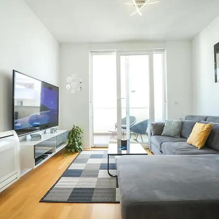 Newly Motar With Balcony And Parking Garage!! Appartamento Zara