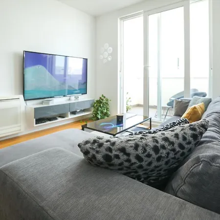 Newly Motar With Balcony And Parking Garage!! Appartamento