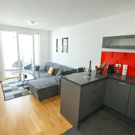 Appartamento Newly Motar With Balcony And Parking Garage!! *