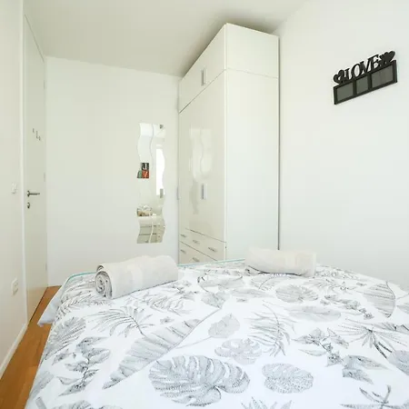 Newly Motar With Balcony And Parking Garage!! Appartamento Zara